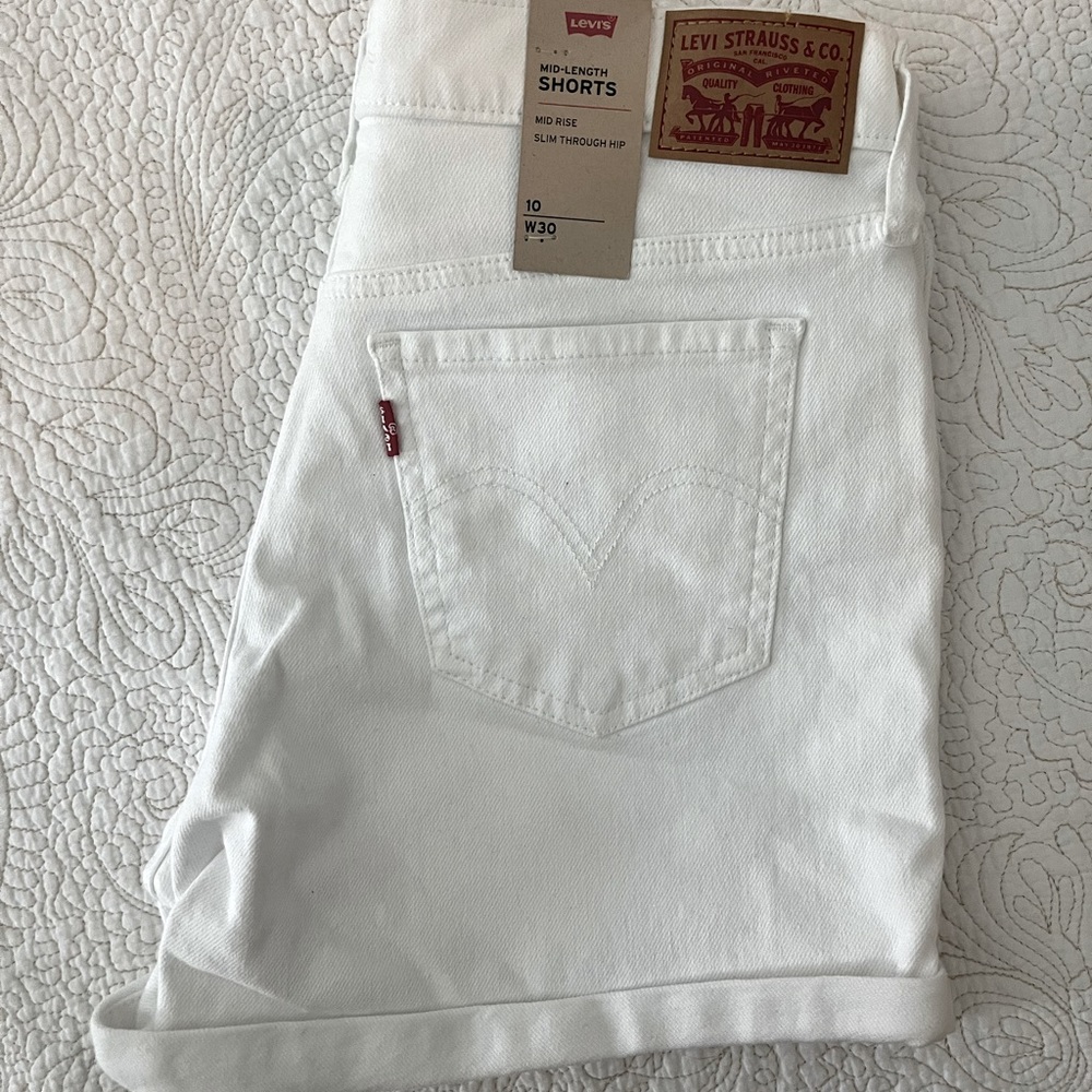 NWT Levi’s white denim shorts